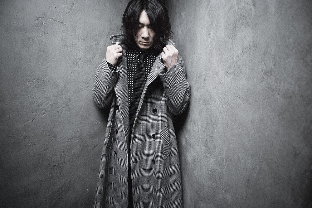 吉井和哉 みつめあう2人 写真集【美品、直筆サイン入】お値下げ対応致します♪ 吉井和哉写真集 見つめ合う2人 - メルカリ